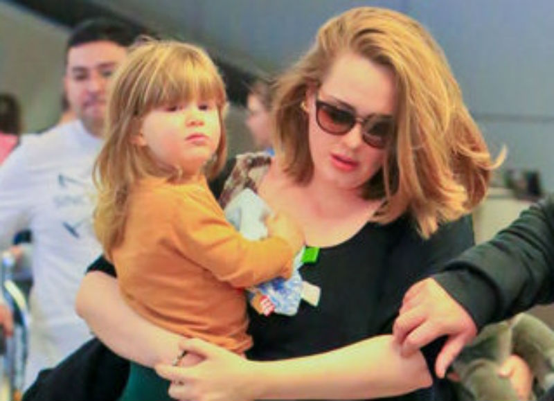 Adele-figlio-aereoporto-angelo