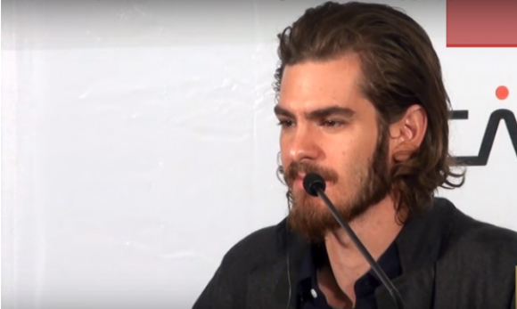 Andrew Garfield durante l'intervista