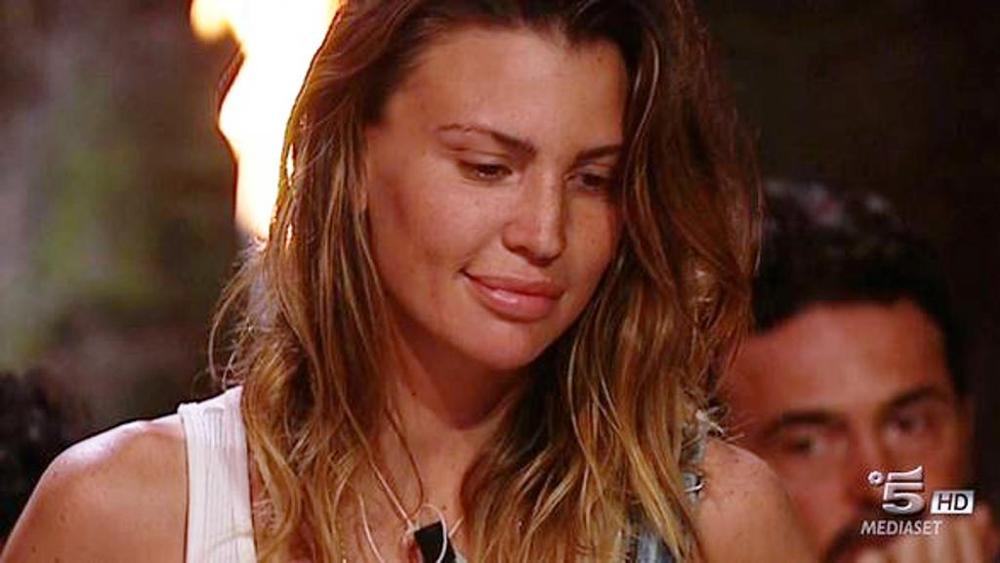 Due uomini staranno due giorni e due notti su una zattera, uno solo si guadagnerà l’accesso all’isola principale: sono Gianluca Mech e Cristian Galella. Ma il loro ingresso è previsto per la prossima settimana