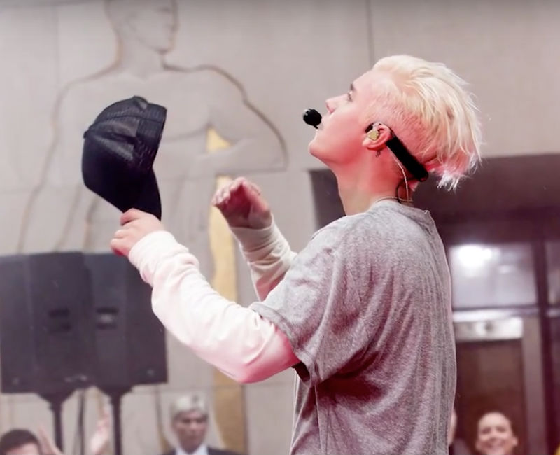 justin bieber tinge i capelli biondo platino